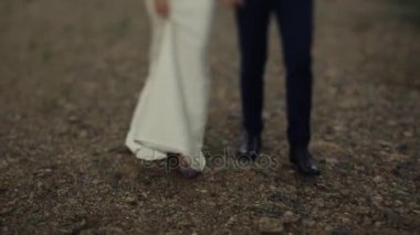 Gelin ve damat dans edenlerin bacaklarını kapat