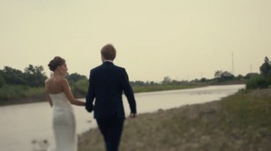 Gelin ve damat sahasında elele