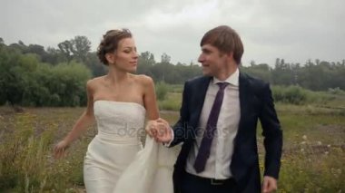 Gelin ve damat yağmur çalıştıran