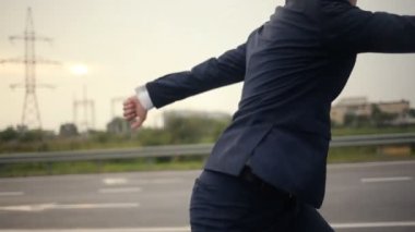 Damat koşma ve atlama arabanın yakınında