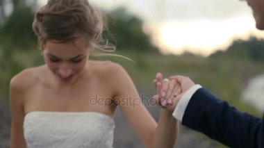 Gelin ve damat elele ve yürüyüş