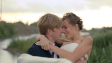 Gelin ve damat sahasında eğleniyor