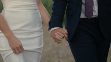 Eller gelin ve damat tutarak ve yürüyüş