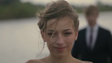 Gelinin ve arka planda yakın damat