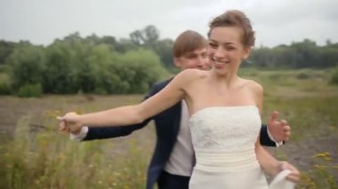 Gelin ve damat sahada eğleniyor