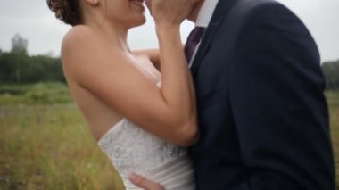 Gelin ve damat öpüşme sahasında