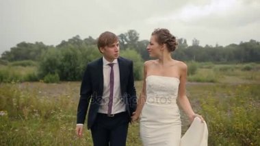 Gelin ve damat yağmur alanıyla, yürüyüş