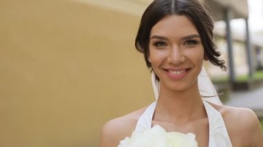 Güzel gelin ona düğün buketi ile