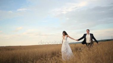 Gelin ve damat buğday alan atlama ve elele