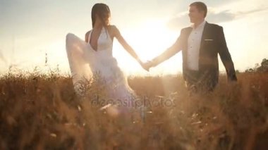 Gelin ve damat buğday alan atlama ve elele