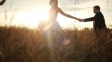 Gelin ve damat buğday alan atlama ve elele