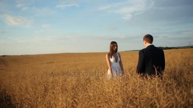 Düğün ellerimi buğday alanında yeni evliler