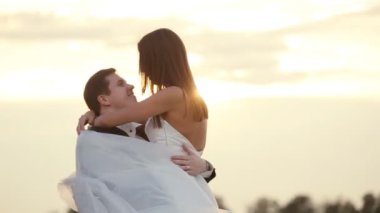 Buğday alan mutlu yeni evli çifte