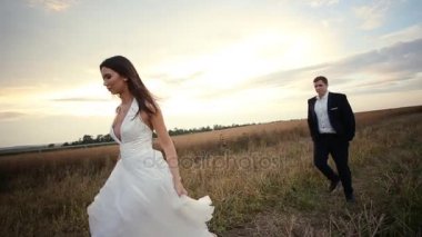 Gelin ve damat buğday alanı atlama