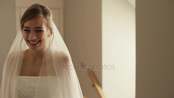 Bonita novia sonriendo el día de su boda — Vídeos de Stock