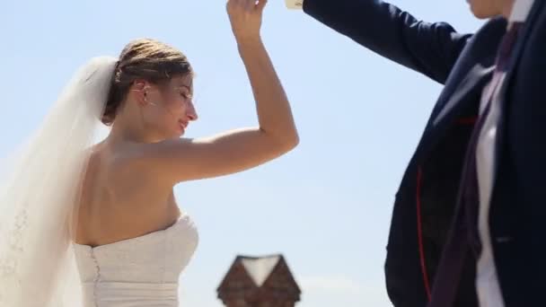 Jovem casal feliz antes do casamento — Vídeo de Stock
