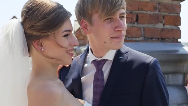Невеста целует жениха в щеку — стоковое видео