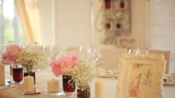 Mesa de boda en un banquete de bodas decorado con ramo de novia — Vídeo de stock