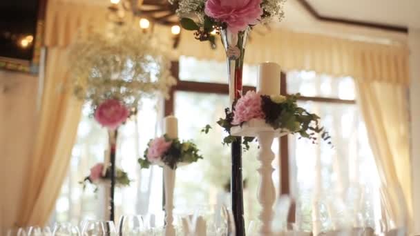 Bruiloft decor bouqet aan de tafel — Stockvideo