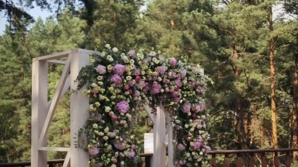 Hochzeitsbogen mit Blumen geschmückt — Stockvideo