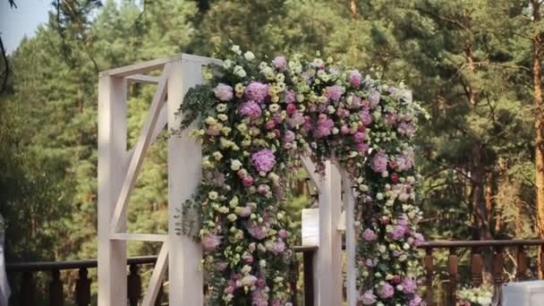 Bröllop båge dekorerad med blommor — Stockvideo