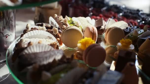 Много сладостей на свадебном столе — стоковое видео