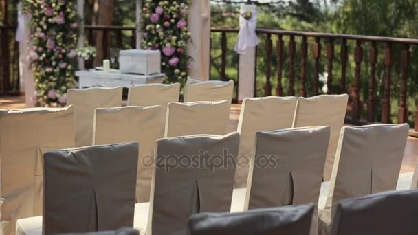Bröllop sitter och arch bakgrund — Stockvideo