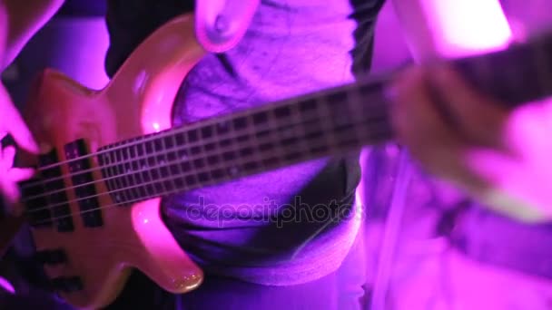 Guitarrista elegante tocando en un escenario con una banda en la recepción de la boda con luz de movimiento fresco — Vídeos de Stock