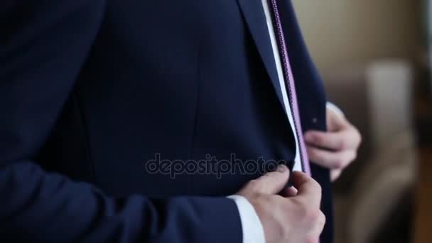 Groom buttoning his wedding jacket — Stock Video