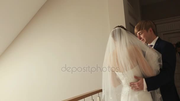 Feliz novio y esposa cerca de las escaleras — Vídeos de Stock