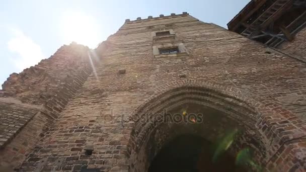 Puesta de sol a través de la gran pared en Lviv — Vídeo de stock