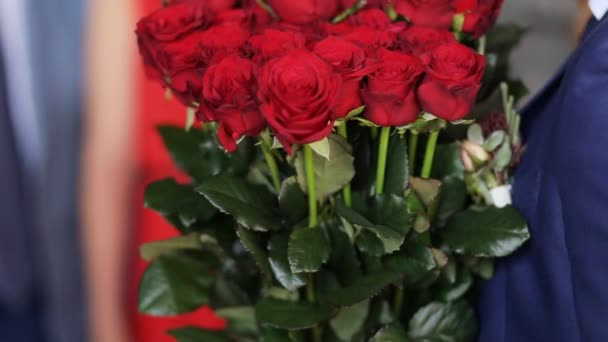 Regalo de boda con flores rojas — Vídeo de stock