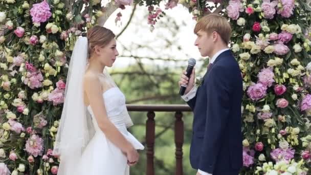 Lyckliga bruden och brudgummen på bröllopsfest — Stockvideo