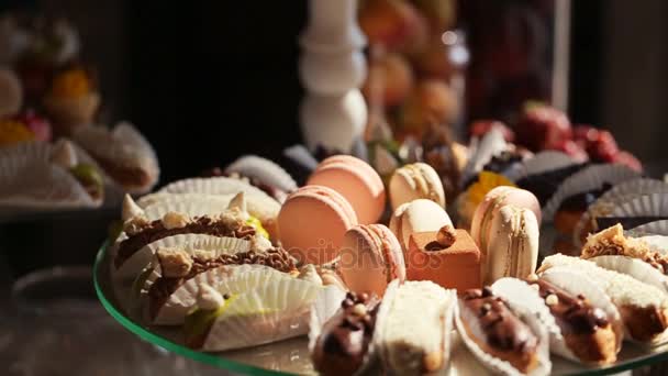 Diversidad de pasteles decorados con frutas — Vídeos de Stock