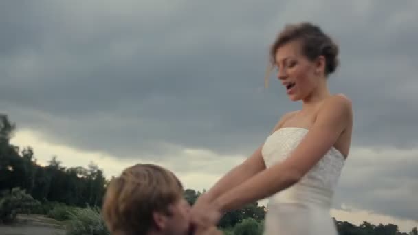 フィールドで幸せな結婚式のカップル — ストック動画