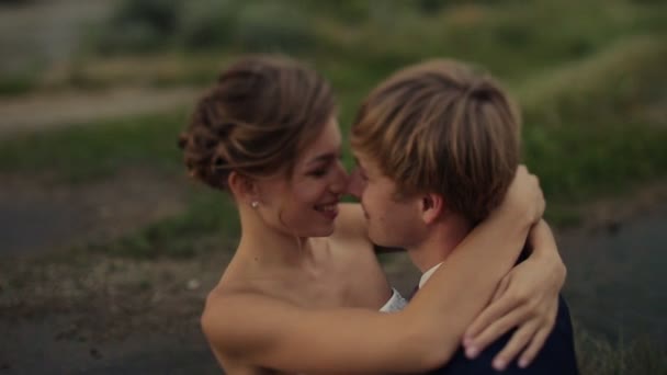 Noiva e noivo olham um para o outro e sorrindo — Vídeo de Stock