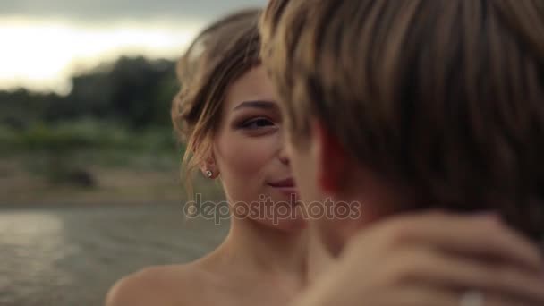 Sposa guardando lo sposo e sorridendo — Video Stock