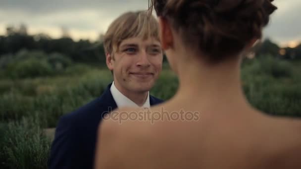 Sposo guardando la sposa e sorridendo — Video Stock