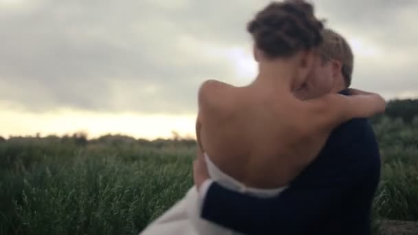 Casal de casamento feliz no campo estão em diversão — Vídeo de Stock