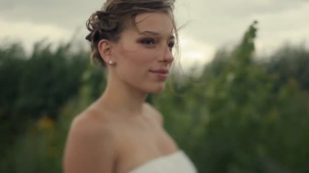 Красивая невеста гуляет по полю — стоковое видео