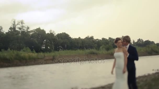 Bräutigam küsst Braut auf die Wange — Stockvideo