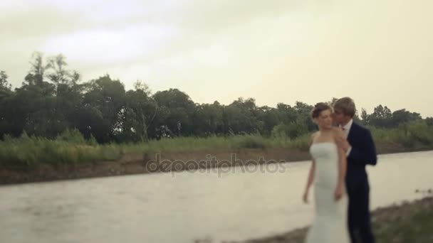 Sposo baciare la sposa sulla guancia — Video Stock