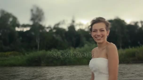 Sposa sta sorridendo sulla macchina fotografica — Video Stock