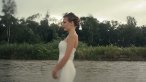 Nevěsta čeká na ženicha — Stock video