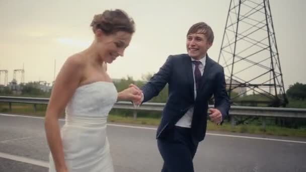 Noiva e noivo correndo à chuva — Vídeo de Stock