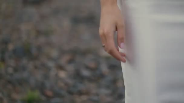 Закрыть руки невесты — стоковое видео