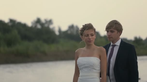 Close-up van bruid en op de achtergrond is van de bruidegom — Stockvideo
