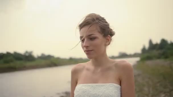 La novia está esperando al novio. — Vídeos de Stock