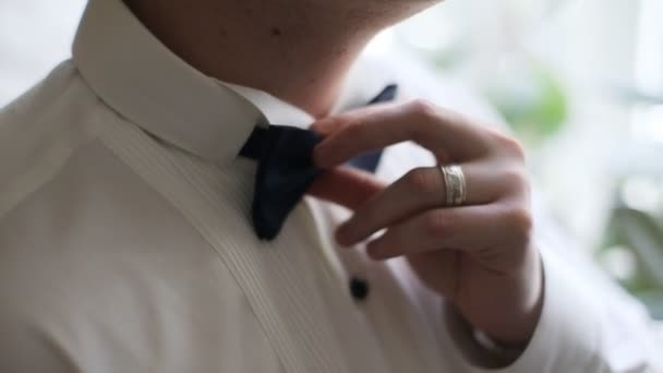 The groom corrects his tie their own hands close up — Stock Video