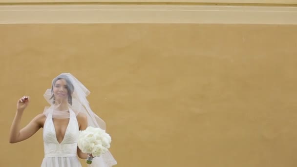 Noiva de casamento sorrindo entregando o bouqet — Vídeo de Stock